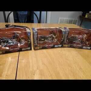 Maisto 1 18 Scale Harley Davidson Motorcycles Diecast  (Lot Of 3)